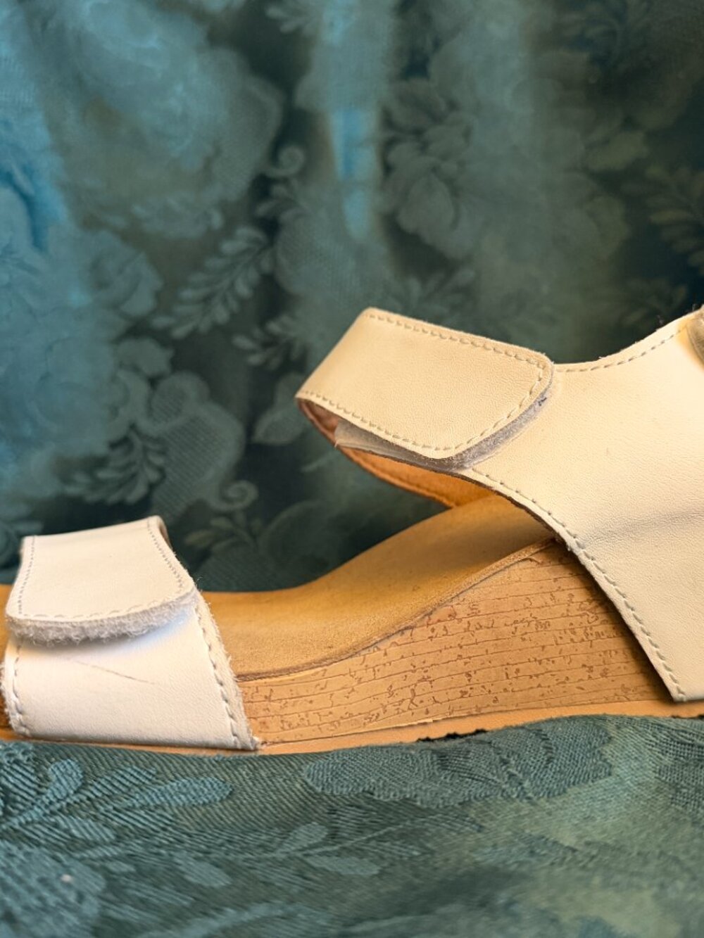 Clarks Collection Women's White Vegan Leather Adjustable Wedge Sandals Sz 7.5 - Picture 9 of 12